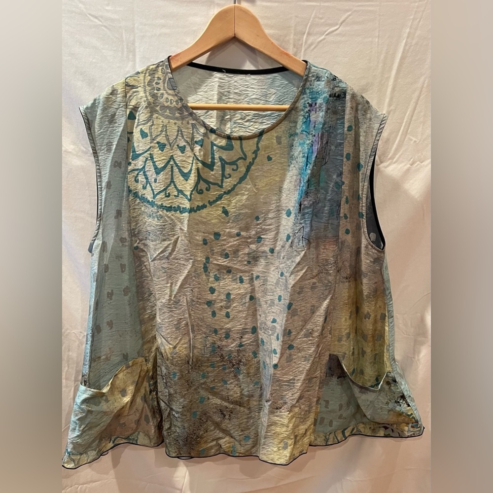 3 Potato Abstract Patterned Women’s Top. Size L